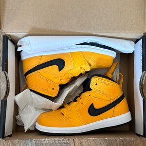 Nike Vibrant Yellow and Black Sneakers (7c)